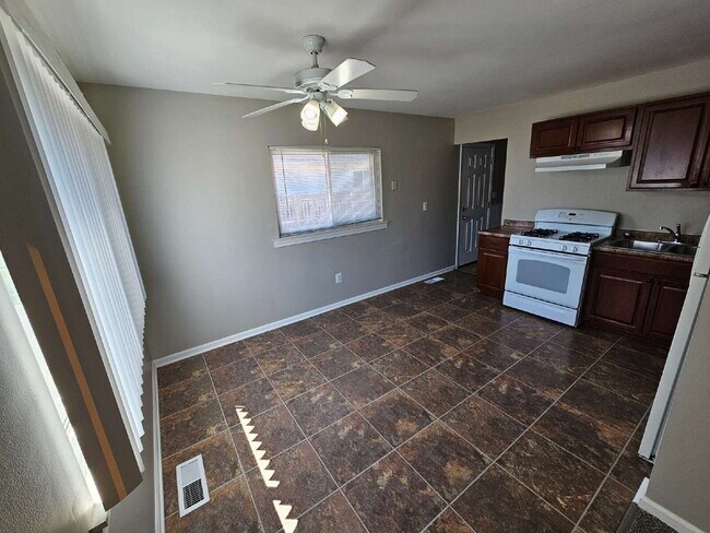 Foto del edificio - 3-Bedroom Ranch, Nice Kitchen, Good Sized Bedrooms, Double Wide Driveway, Big Backyard. Move In R...