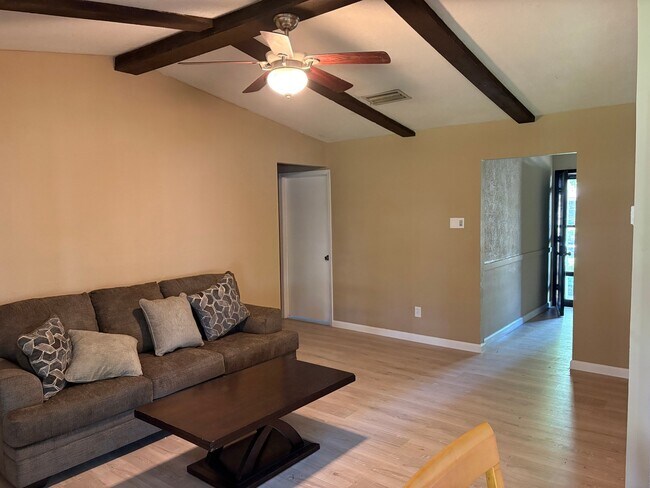 Foto del edificio - 724 Melinda Dr