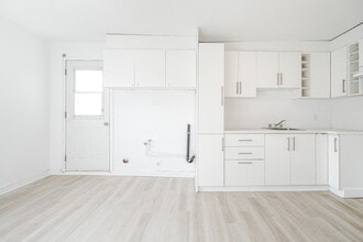 Building Photo - 5651 Boul Henri-Bourassa E