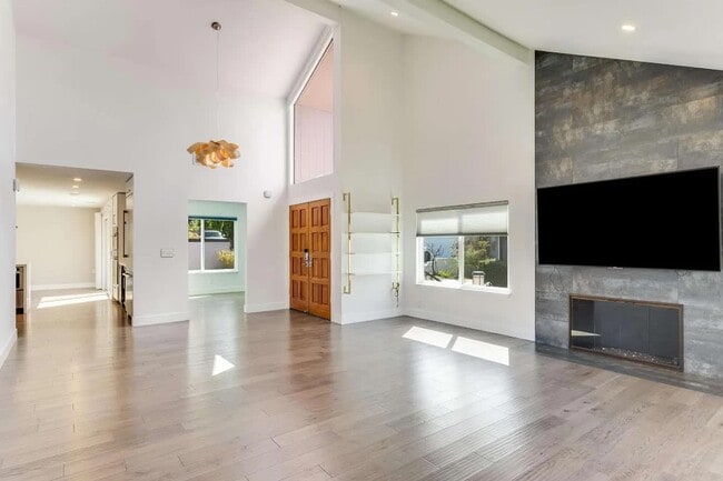 Building Photo - 321 Green Hills Dr