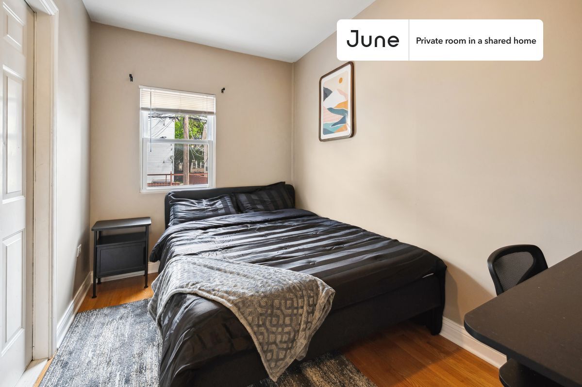 Foto principal - Private bedroom in 3 bed/1 bath Home