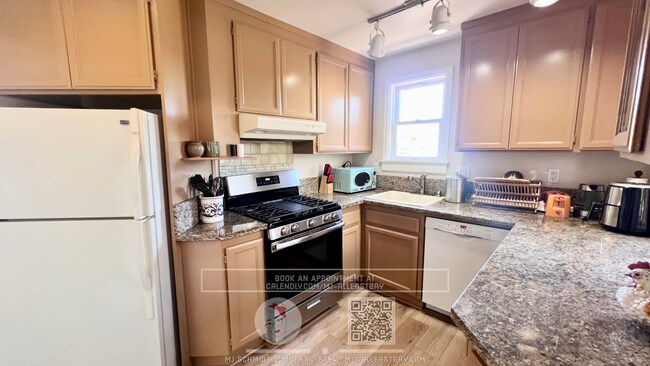 Building Photo - Large top floor 3 bedroom fully furnished walking distance to UC Berkeley Campus!