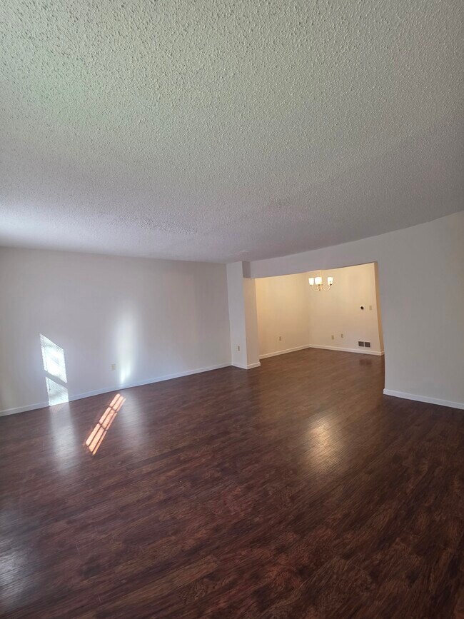 Foto del edificio - 8315 Countryside Ln