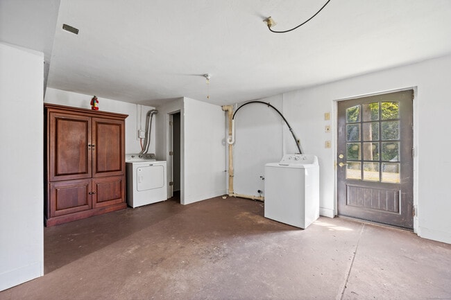Building Photo - 60 Manor Dr