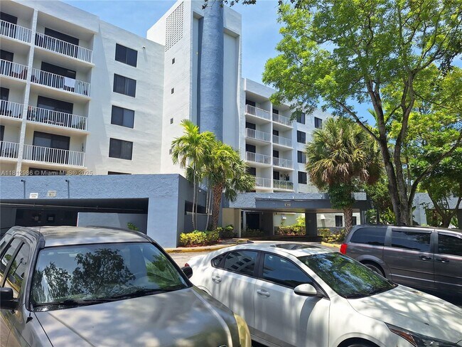 Building Photo - 901 Hillcrest Dr