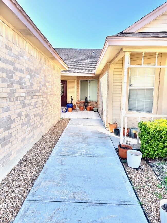 Building Photo - 3258 Meadway Dr