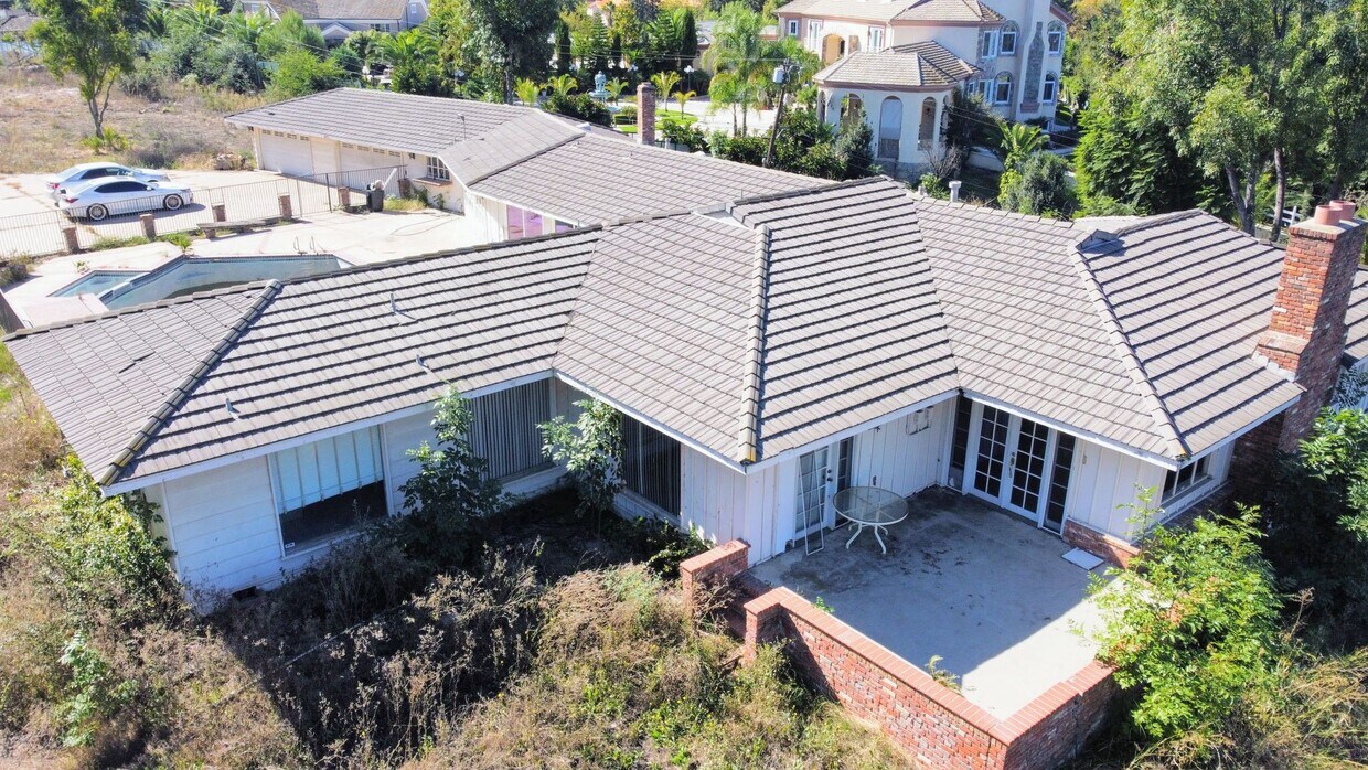 Foto del edificio - HUGE hillside Ranch-style home in Covina. ...