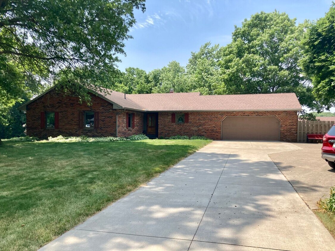 Home for the Holidays!! -TSC school - Lots of space, full finished basement and ...