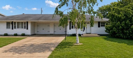 Building Photo - 302 Meadow Ln