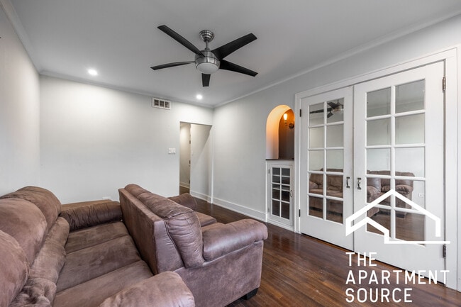 Foto del edificio - 3716 W Belmont Ave