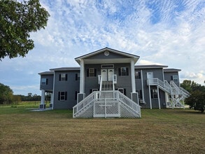 Building Photo - 900 Race Track Rd