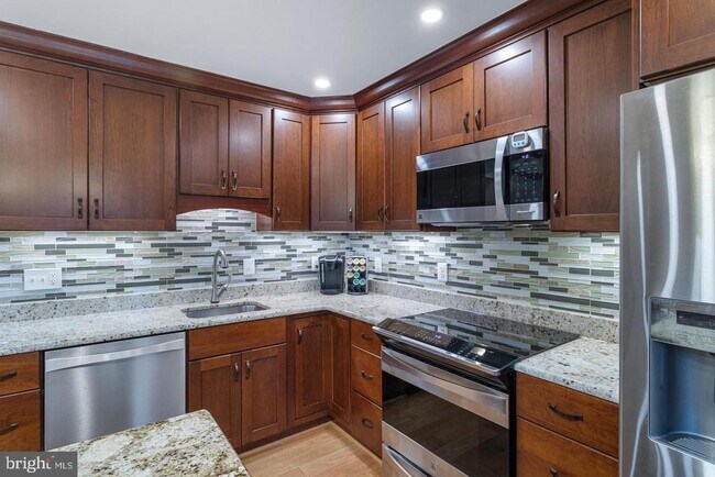 Building Photo - 9900 HEMLOCK WOODS Ln