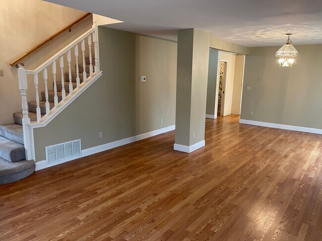 Building Photo - Spacious 4/3.5 in Tech Terrace Pre-Leasing...