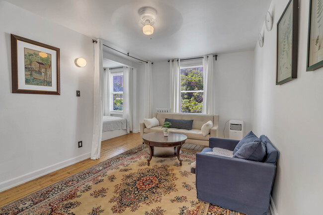 Cozy living room - 208 Clarence St