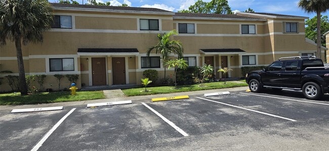 Building Photo - 9478 Palm Cir S