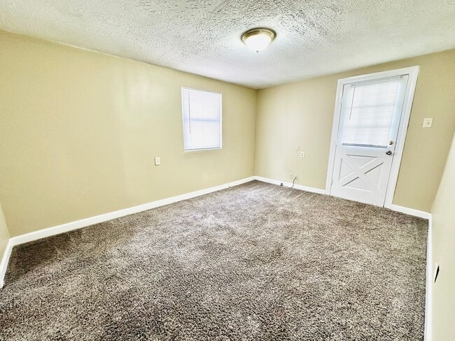 Building Photo - 824 Brentwood Ave