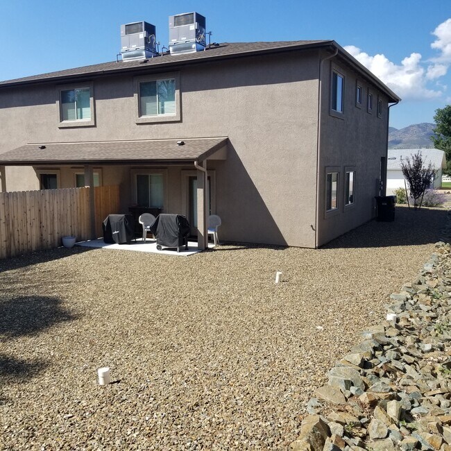 Great backyard with covered patio - 891 N Old Chisholm Trl