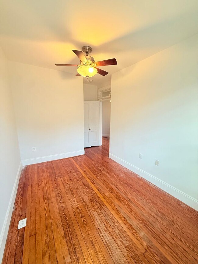 Foto del edificio - Eckington 3 Bedroom/ 2 Bath TH convenient to Metro  & Howard U