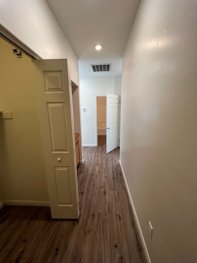 Foto del edificio - 717 Meadow Grove Ct