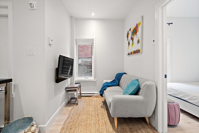 Building Photo - 3722 Av. Laval