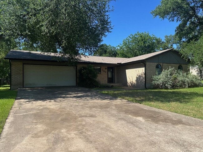 Building Photo - 1102 Serenada Dr