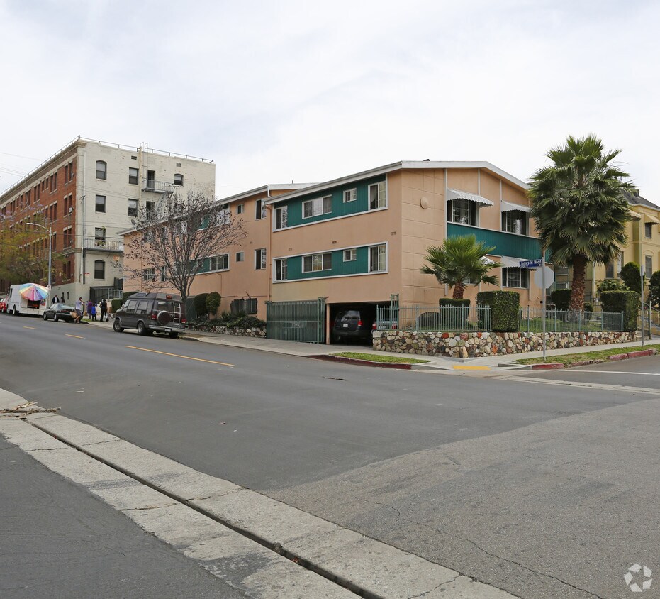 Foto principal - 900 S Kingsley Dr