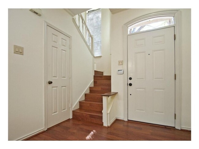 Building Photo - Beautiful Oak Lawn Condo -  2 Bedroom 2 1/...