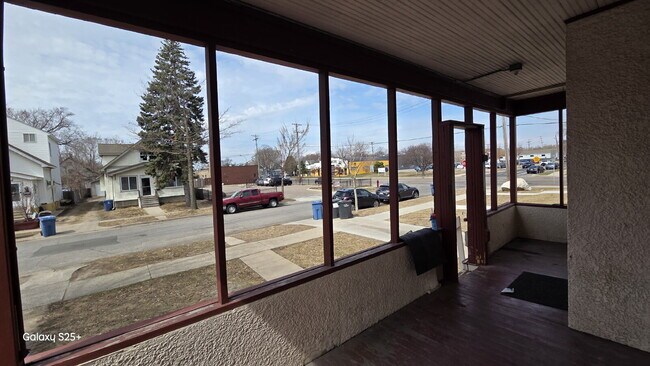 Foto del edificio - 6 Bed 2 bath FRESH PAINT - Single Family H...