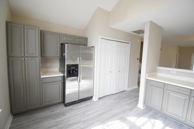 Foto del edificio - 8616 Robinson Forest Dr