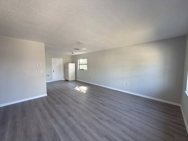 Building Photo - 2-Bedroom / 1 Bathroom