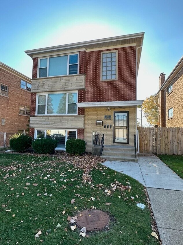 Primary Photo - 6857 W Leland Ave