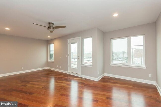 Foto del edificio - 225 W Girard Ave