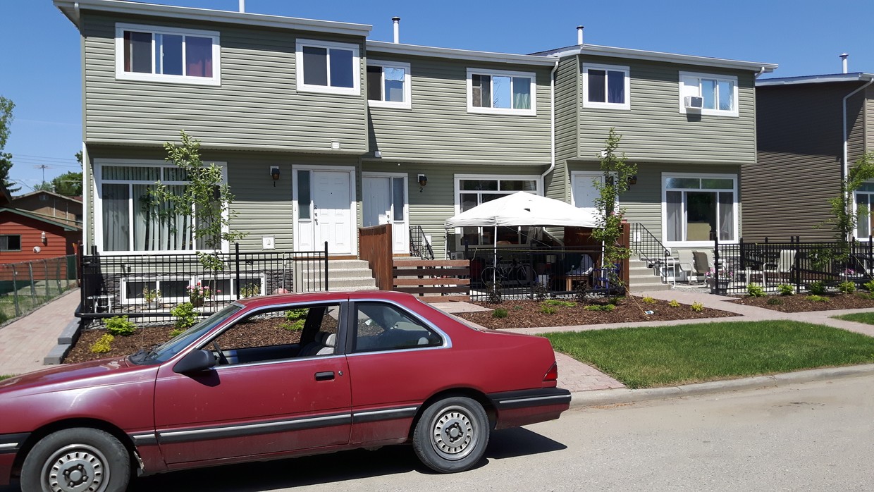 Building Photo - Highwood Estates