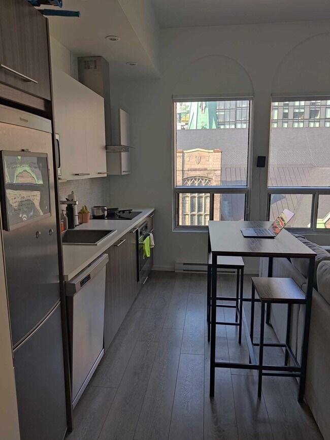 Photo du bâtiment - 1300 Rue Bishop