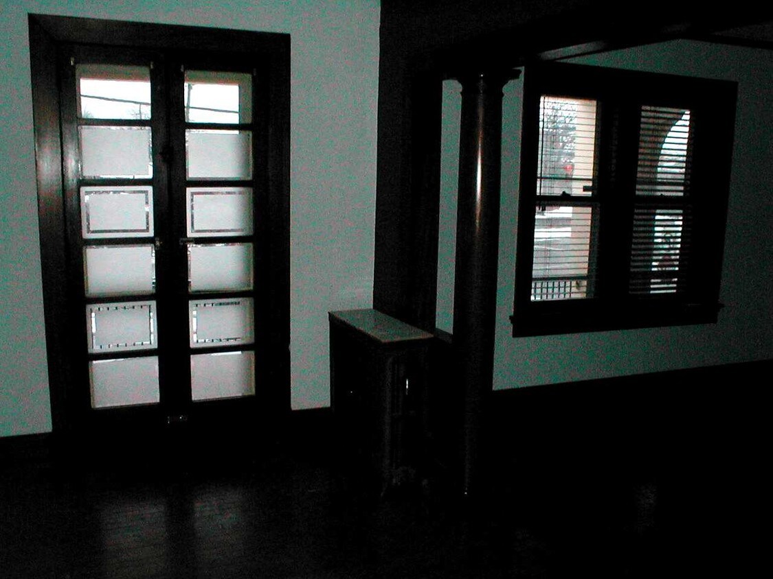 Foto principal - 302 W Grand Ave