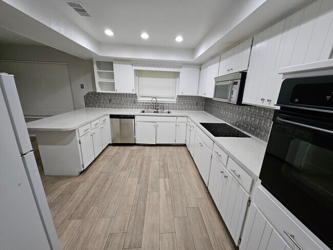 Building Photo - Beautiful 3 bed 2 bath house, Ready for Re...