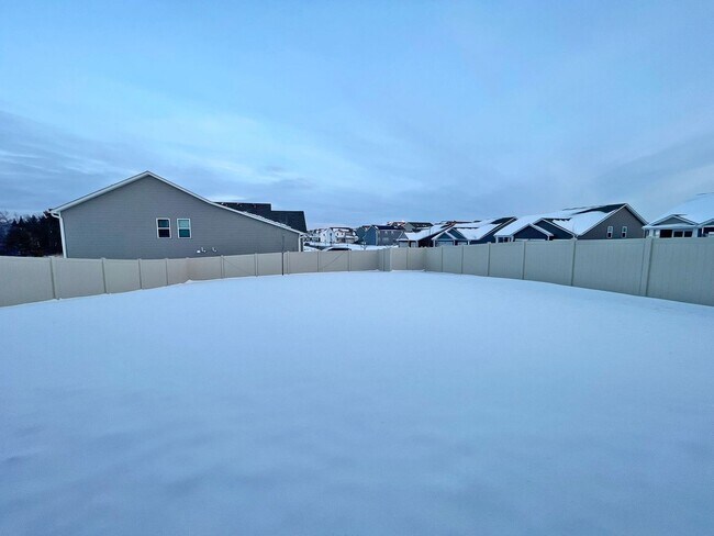 Building Photo - Gorgeous Like-New Home in Copper Hills, Never Rented, Fenced Yard, Huge Family Room, 3-Car Garage...