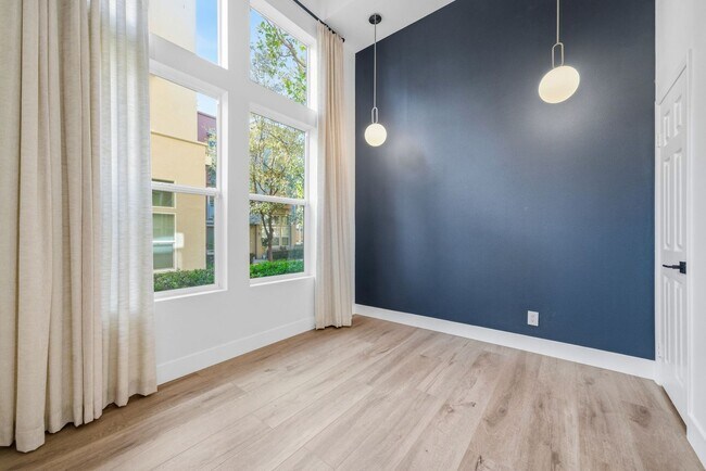 Foto del edificio - Designer-Upgraded Condo with Loft in Prime Location!