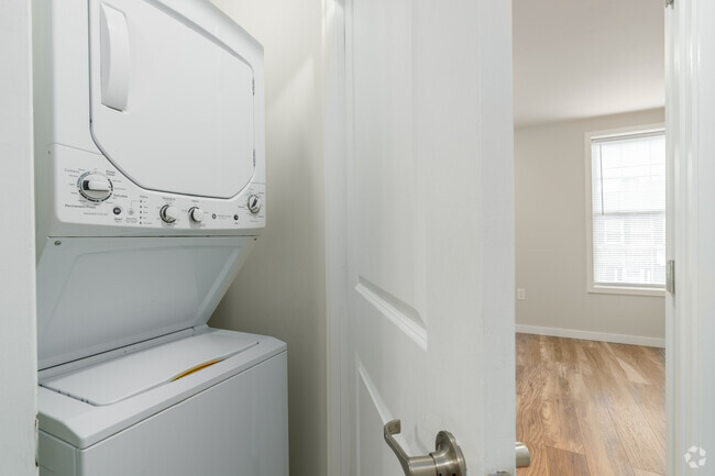 2BR, 2BA - 900SF Laundry - 1623-1641 W Venango St
