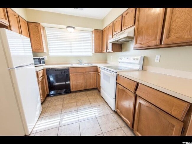 Foto del edificio - 3 Bedroom 1.5 Bath Magna Condo. Pets Welcome