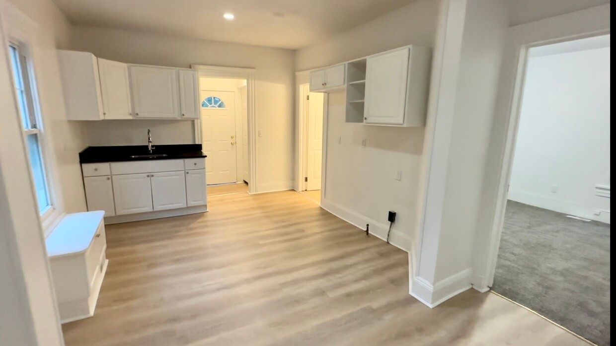 Foto principal - A Roomy Single Fam in Clark Ave with a Bon...