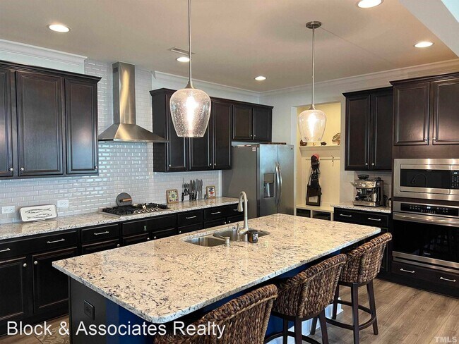 Building Photo - 3 br, 2.5 bath House - 2946 Thirlestane Dr.