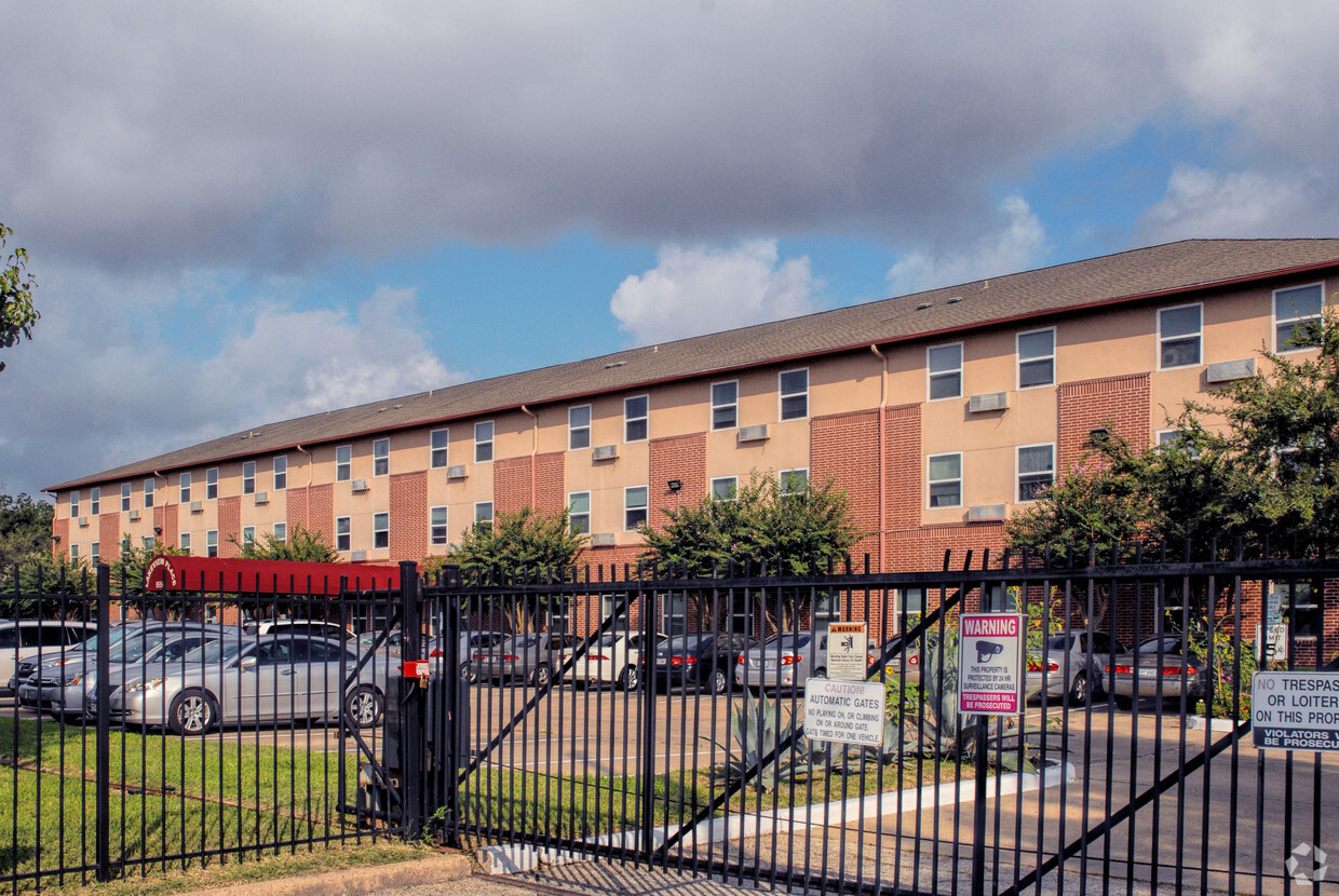 Primary Photo - Lakeview Place Apartments