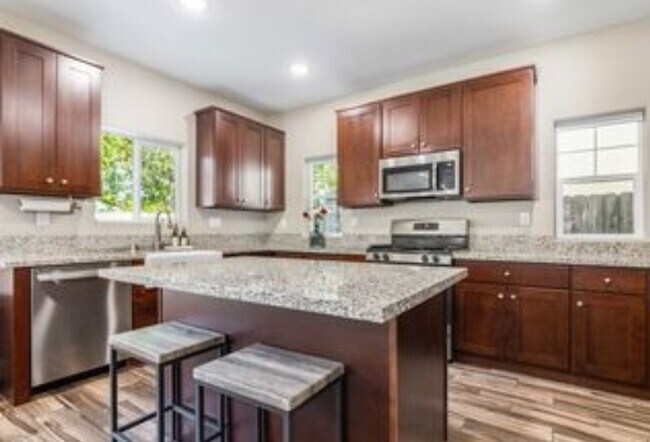 Foto del edificio - Large 4 bedroom home