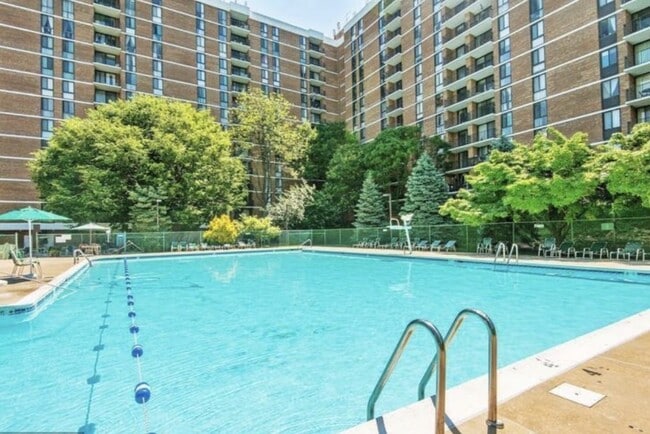 Building Photo - 2300 Pimmit Dr