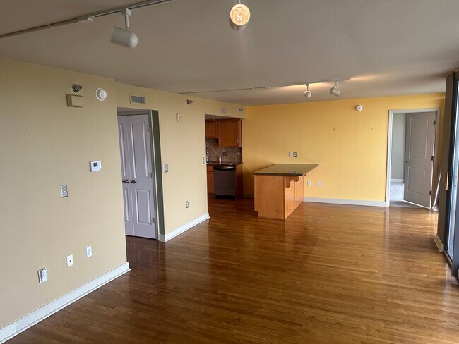 Living space looking to hallway and kitchen - 600 Admiral Blvd