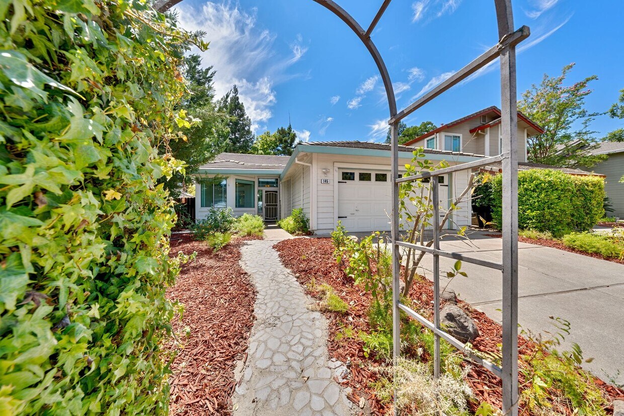 Foto principal - Charming 3-Bed Home in Prime Folsom Locati...