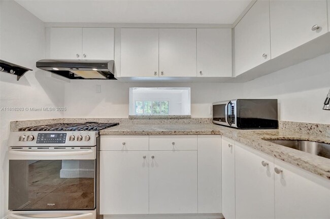 Building Photo - 6890 N Kendall Dr