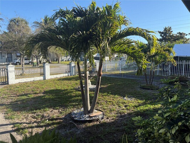 Foto del edificio - 1350 NE 134th St