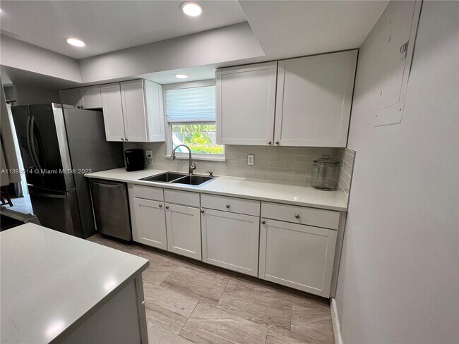 Foto del edificio - 1410 NE 56th Ct